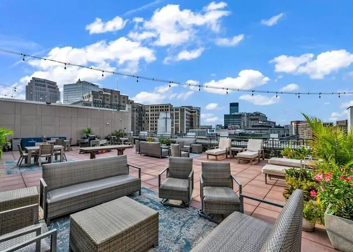 2Br Unit In The Heart Of Dt On Playhouse Square, With Pool And Gym Access-1106
