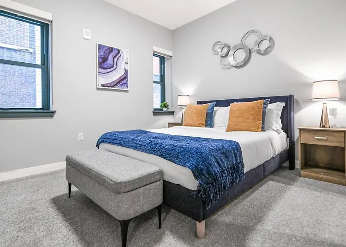 2Br Unit In The Heart Of Dt On Playhouse Square, With Pool And Gym Access-1106