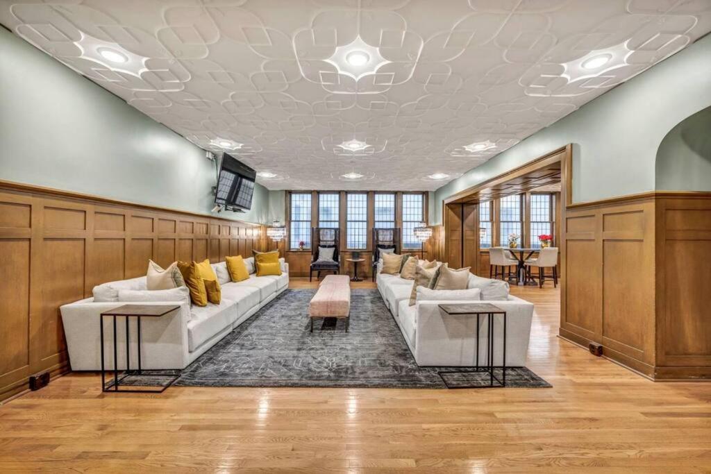 2br Unit In The Heart Of Dt On Playhouse Square, With Pool And Gym Access-1106