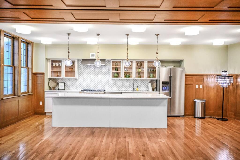 2br Unit In The Heart Of Dt On Playhouse Square, With Pool And Gym Access-1106 * Cleveland